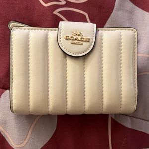 Coach Medium Corner Zip Wallet With Quilting (Chalk)